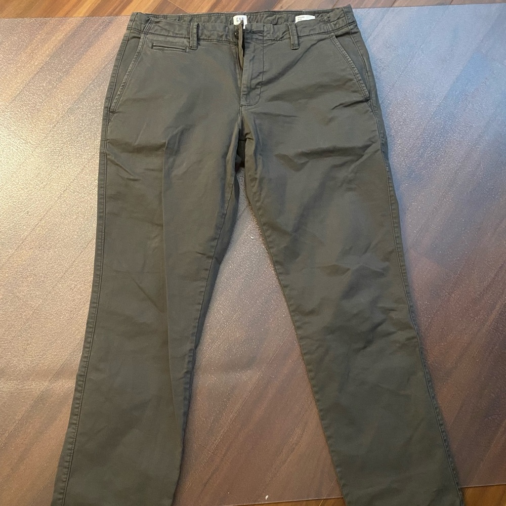 GAP slim fit chino pant - 32 x 30